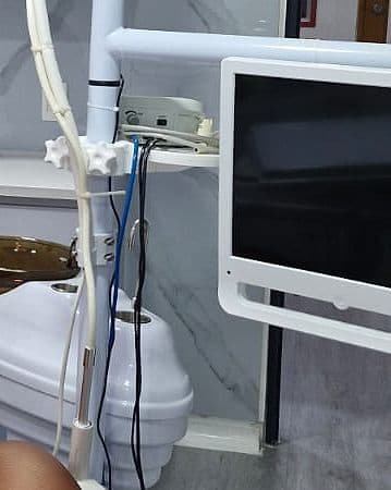 Pantalla del consultorio junto a la silla, donde se explica cada paso