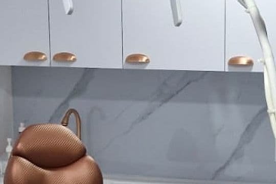 Manijas de cobre en los muebles blancos, sobre el mármol del consultorio